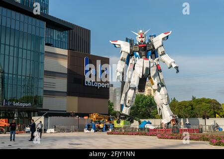 Shanghai, China. April 2021. Der 18.03 Meter hohe Gundam steht am 26. April 2021 auf dem LaLaport-platz in Shanghai, China.(Foto: TPG/cnsphotos) Quelle: TopPhoto/Alamy Live News Stockfoto