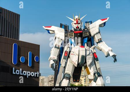 Shanghai, China. April 2021. Der 18.03 Meter hohe Gundam steht am 26. April 2021 auf dem LaLaport-platz in Shanghai, China.(Foto: TPG/cnsphotos) Quelle: TopPhoto/Alamy Live News Stockfoto