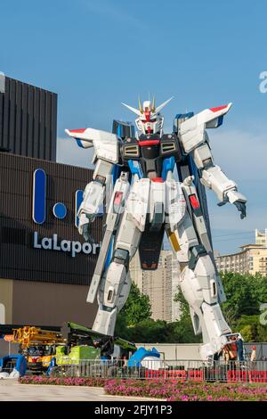 Shanghai, China. April 2021. Der 18.03 Meter hohe Gundam steht am 26. April 2021 auf dem LaLaport-platz in Shanghai, China.(Foto: TPG/cnsphotos) Quelle: TopPhoto/Alamy Live News Stockfoto