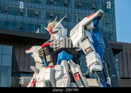 Shanghai, China. April 2021. Der 18.03 Meter hohe Gundam steht am 26. April 2021 auf dem LaLaport-platz in Shanghai, China.(Foto: TPG/cnsphotos) Quelle: TopPhoto/Alamy Live News Stockfoto