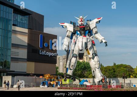 Shanghai, China. April 2021. Der 18.03 Meter hohe Gundam steht am 26. April 2021 auf dem LaLaport-platz in Shanghai, China.(Foto: TPG/cnsphotos) Quelle: TopPhoto/Alamy Live News Stockfoto