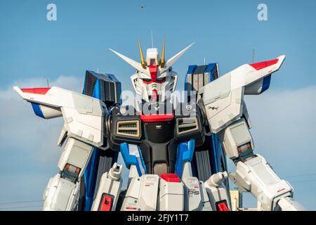 Shanghai, China. April 2021. Der 18.03 Meter hohe Gundam steht am 26. April 2021 auf dem LaLaport-platz in Shanghai, China.(Foto: TPG/cnsphotos) Quelle: TopPhoto/Alamy Live News Stockfoto