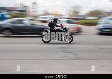 Ukraine, Kiew - 20. April 2021: Schwarzes Motorrad bewegt sich auf der Straße. Redaktionell Stockfoto