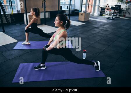 Zwei Yogis trainieren im Fitnessraum Stockfoto