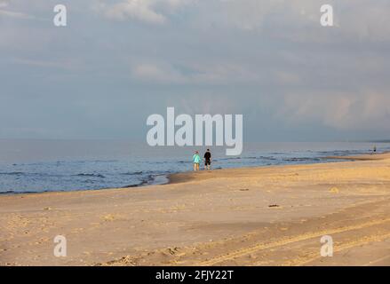 Stegna, Polen - 4. September 2020: Romantischer Spaziergang eines verliebten Paares am Strand in Stegna, Pommern. Polen Stockfoto