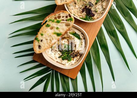 Mazeh Vorspeisen mit Hummus und anderen Dips Stockfoto