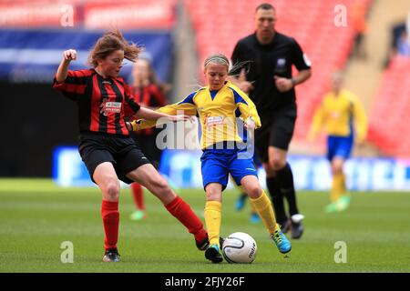 Foto vom 30/3/2014 der Aktion vom Girl's Cup zwischen der Broadstone Middle School und der Thomas Telford School im Wembley Stadium. Jugendliche Mädchen, die Fußball spielen, sind laut einer Studie fast doppelt so hoch wie das Risiko einer Gehirnerschütterung im Vergleich zu ihren Jungen-Kollegen. Ausgabedatum: Dienstag, 27. April 2021. Stockfoto