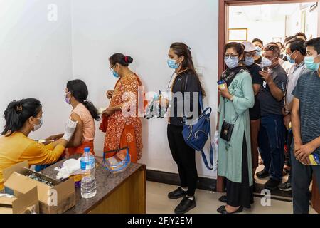 Die Nepalesen warten in einer Warteschlange darauf, dass sie an der Reihe sind, um den ersten Jab des in china hergestellten Covid-19-Impfstoffes „VROCell“ in einer Gesundheitseinrichtung zu erhalten.die nepalesische Regierung hatte beschlossen, Menschen im Alter zwischen 40 und 59 Jahren mit dem von der chinesischen Regierung gestifteten „Vero Cell“-Impfstoff zu impfen 1. Hergestellt vom chinesischen Institut für biologische Produkte in Peking hatte die chinesische Regierung Nepal 800,000 Dosen von „Vero Cell“-Impfstoffen zur Verfügung gestellt. Nur wenige Länder, darunter Nepal, hatten die bedingte Notfallgenehmigung für die Verwendung des Vero Cell-Impfstoffs erteilt. Stockfoto