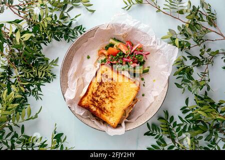 Appetitlich frisches Sandwich mit Gemüsesalat Stockfoto