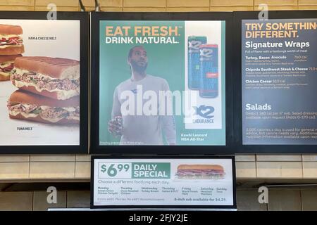 Eine Werbung für ein X2 Endurance Natural Energy Drink mit La Clippers Forward Kawhi Leonard im Subway Restaurant, Montag, 26. April 2021, in Monter Stockfoto