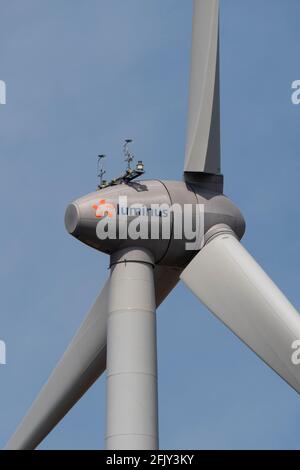 Sint Gillis Waas, Belgien, 24. April 2021, Windmühle des Unternehmens Luminus, einem wichtigen Stromerzeuger und Energieversorger auf der belgischen Marke Stockfoto