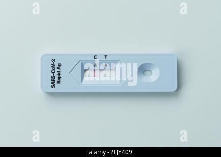Negativer SARS-CoV-2-Schnellantigentest Stockfoto