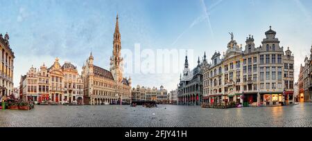 Belgien - Grand Place in Brüssel, Panoramablick vor Sonnenaufgang, niemand Stockfoto