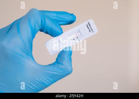 Negativer SARS-CoV-2-Schnellantigentest Stockfoto