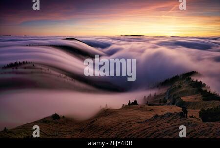 Sonnenuntergang im Herbst Berge über den Wolken während der Wetterumkehrung Fatra Berge in der Slowakei, schöne Landschaft Stockfoto