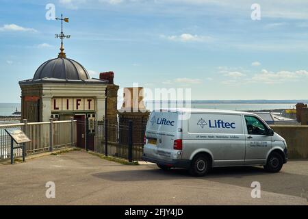 Ramsgate, Vereinigtes Königreich - 26. April 2021: Ein Liftec-Ingenieur besucht den außer Betrieb gefahrenen Aufzug von Wellington Crescent in East Cliff. Stockfoto