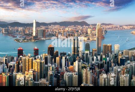 Skyline von Hongkong von Victoria Peak an einem sonnigen Tag Stockfoto