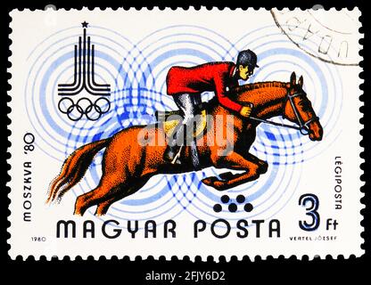 MOSKAU, RUSSLAND - 16. NOVEMBER 2019: In Ungarn gedruckte Briefmarke zeigt 22. Sommer Olypmische Spiele, Moskau 1980, Reiten, Serie, um 1980 Stockfoto