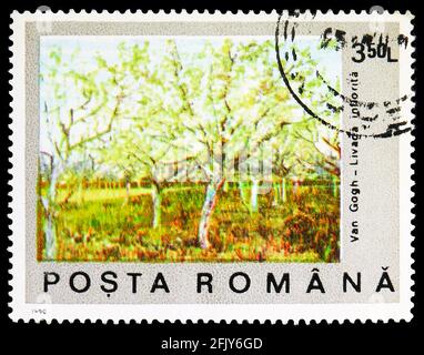 MOSKAU, RUSSLAND - 16. NOVEMBER 2019: Die in Rumänien gedruckte Briefmarke zeigt blühende Obstbäume, 100. Todestag der Vincent Van Gogh-Serie, c Stockfoto