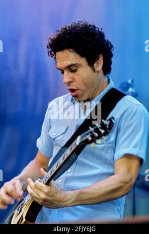 Gitarrist von Alanis Morissette, V2002, Hylands Park, Chelmsford, Essex, Großbritannien - 17. August 2002 Stockfoto