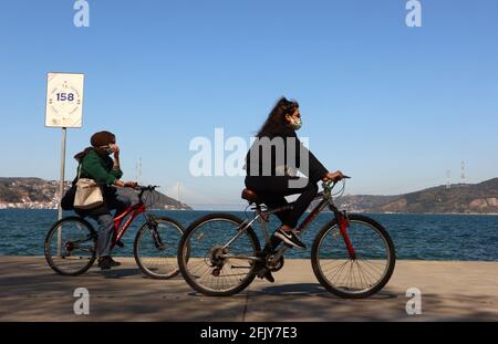 Istanbul, Türkei. April 2021. Menschen fahren mit dem Fahrrad in der Nähe der Bosporus-Straße in Istanbul, Türkei, 26. April 2021. Quelle: Xu Suhui/Xinhua/Alamy Live News Stockfoto