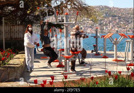 Istanbul, Türkei. April 2021. Menschen trainieren in der Nähe der Bosporus-Straße in Istanbul, Türkei, 26. April 2021. Quelle: Xu Suhui/Xinhua/Alamy Live News Stockfoto