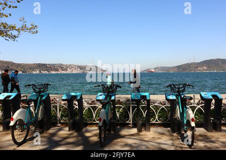 Istanbul, Türkei. April 2021. People Walk in der Nähe der Bosporus-Straße in Istanbul, Türkei, 26. April 2021. Quelle: Xu Suhui/Xinhua/Alamy Live News Stockfoto