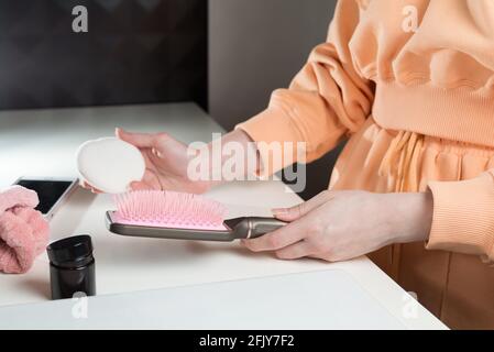 Die Hände der Frau halten die Haarbürste Stockfoto