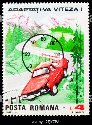 MOSKAU, RUSSLAND - 16. NOVEMBER 2019: Briefmarke gedruckt in Rumänien zeigt Adapt Your Speed, Traffic Safety Serie, um 1987 Stockfoto