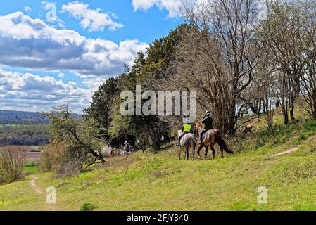 Zwei weibliche Reiter auf einem Reitweg auf White Downs In den Surrey Hills in der Nähe von Dorking Surrey England Stockfoto