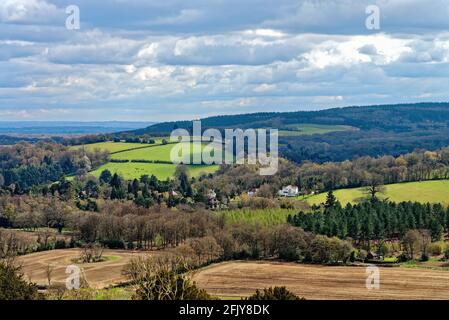 Der erhöhte Blick nach Süden von White Downs in der Surrey Hills an einem sonnigen Frühlingstag in der Nähe von Dorking Surrey England, Großbritannien Stockfoto