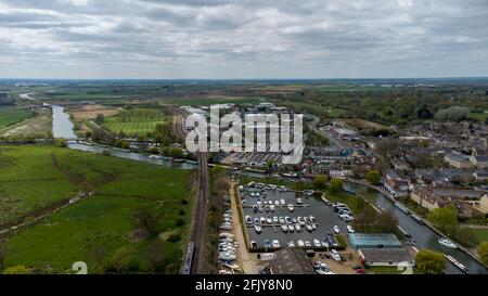 Der Fluss Great Ouse, der durch die Stadt Ely in Cambridgeshire, Großbritannien, führt Stockfoto