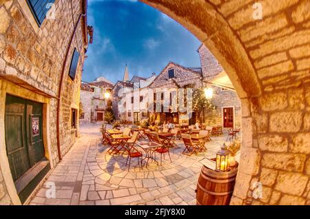 Croation Altstadt Gassen mit alten Steinhäusern in Stari Grad Hvar - Kroatien voller Leben Stockfoto