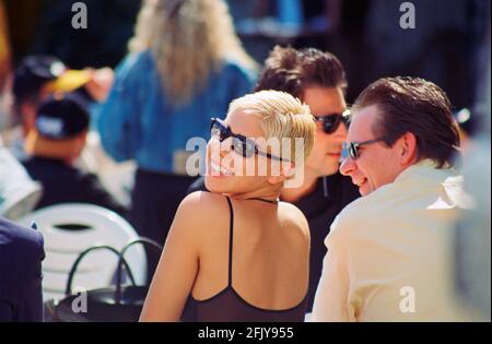 Sänger T. der Band Herr Präsident und TV-Moderator Andreas Türck, anlässlich eines Benefizmatches des Sportvereins LSK, 17. Mai 1998, Lüneburg, Niedersachsen, Deutschland Stockfoto