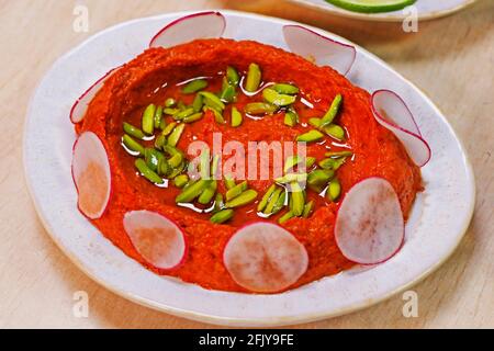 Eine Auswahl libanesischer arabischer Speisen, darunter Hummus, Muhammana, Moutabal, Taboule und Weinblätter Stockfoto