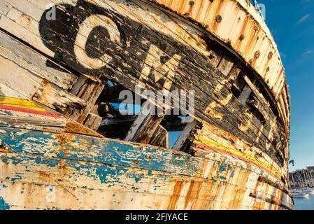 Schiffsfriedhof in Camaret-sur-Mer / Frankreich / Bretagne - Schiff Wracks im Hafen Stockfoto