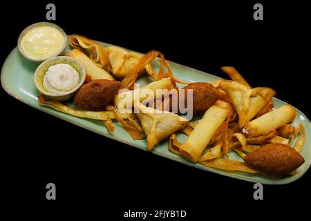 libanesische arabische Spezialitäten frittierte heiße Mezze Auswahl umfasst Spinat Fatayer, Käseblötchen und Lammkebbe Stockfoto