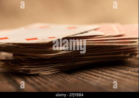 Spielkarten auf einem Holztisch im Vintage-Stil. Nahaufnahme, selektiver Fokus. Stockfoto