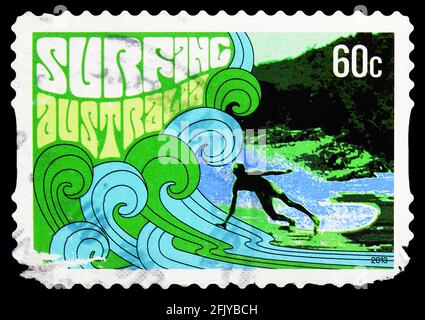 MOSKAU, RUSSLAND - 27. SEPTEMBER 2019: In Australien gedruckte Briefmarke zeigt Poster of Surfer and Shore, Surfing Australia Serie, um 2013 Stockfoto