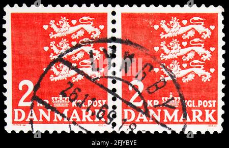 MOSKAU, RUSSLAND - 27. SEPTEMBER 2019: Zwei in Dänemark gedruckte Briefmarken zeigen Wappen, Serie, um 1969 Stockfoto
