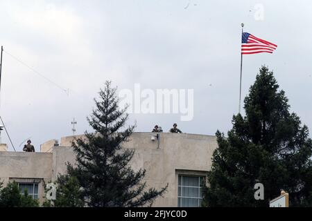 Ankara, Türkei. April 2021. Soldaten stehen auf dem Dach der US-Botschaft Wache, als Menschen am 26. April 2021 in Ankara, Türkei, einen Protest veranstalteten. Der US-Präsident Joe Biden hat am Samstag offen die Massenmorde an Armeniern vor mehr als einem Jahrhundert als einen „Völkermord“ anerkannt, während die Türkei diesen Schritt sofort anprangerte. Quelle: Mustafa Kaya/Xinhua/Alamy Live News Stockfoto