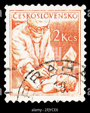 MOSKAU, RUSSLAND - 27. SEPTEMBER 2019: Briefmarke in der Tschechoslowakei gedruckt zeigt Kinderarzt, Berufe Serie, um 1954 Stockfoto