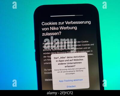 Berlin, Deutschland. April 2021. Datenschutzabfrage auf einem iPhone 12 Pro Max. Mit dem neuen iPhone-Betriebssystem iOS 14.5 können Nutzer anbieterübergreifendes Werbetracking zulassen oder unterlassen. Quelle: Christoph Dernbach/dpa/Alamy Live News Stockfoto