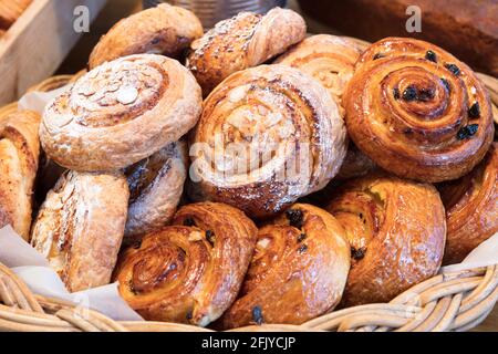 Korb mit frisch gebackenem dänischem Gebäck in der Bäckerei Stockfoto