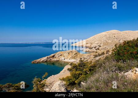 Blick auf die Stara Baska Küste im Sommer, insel krk. Kroatien Stockfoto