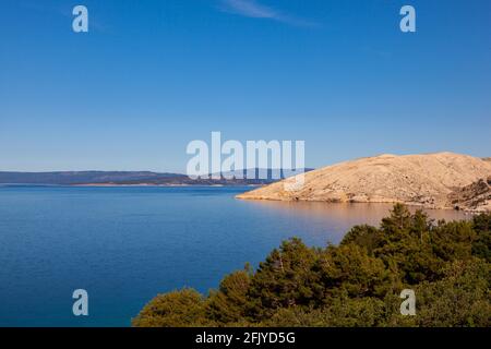 Blick auf die Stara Baska Küste während der Sommerzeit Stockfoto