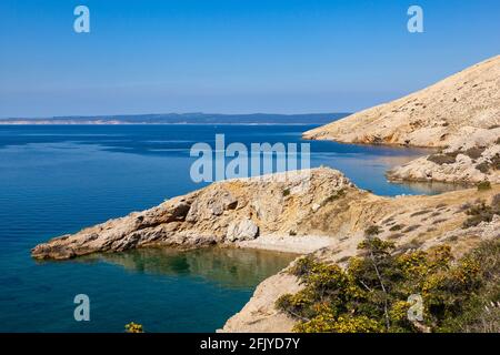 Blick auf die Stara Baska Küste im Sommer, insel krk. Kroatien Stockfoto