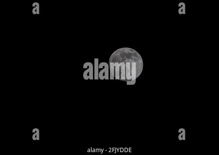 Der Mond ist ein Begleiter unseres Planeten. Stockfoto