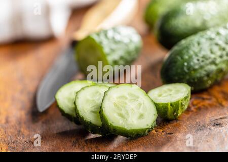Frische grüne Gurken auf Holztisch. Stockfoto