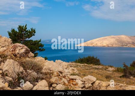 Blick auf die Stara Baska Küste im Sommer, Insel Krk. Kroatien Stockfoto